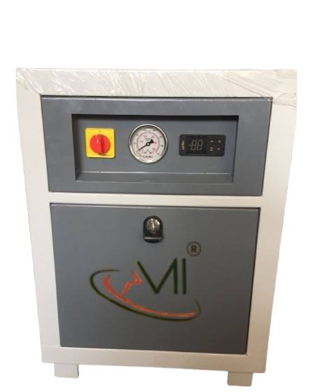 Refrigerated air dryer for industrial compressed air systems